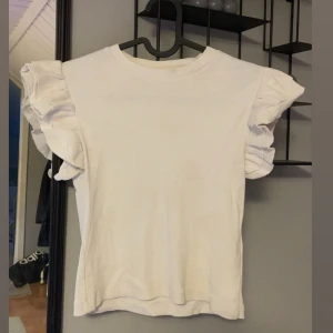 Volang topp - Super fin volang topp från GinaYoung. Knappt använd. Storlek 146-152 men sitter som xs/xxs💗 Nypris: 199kr 