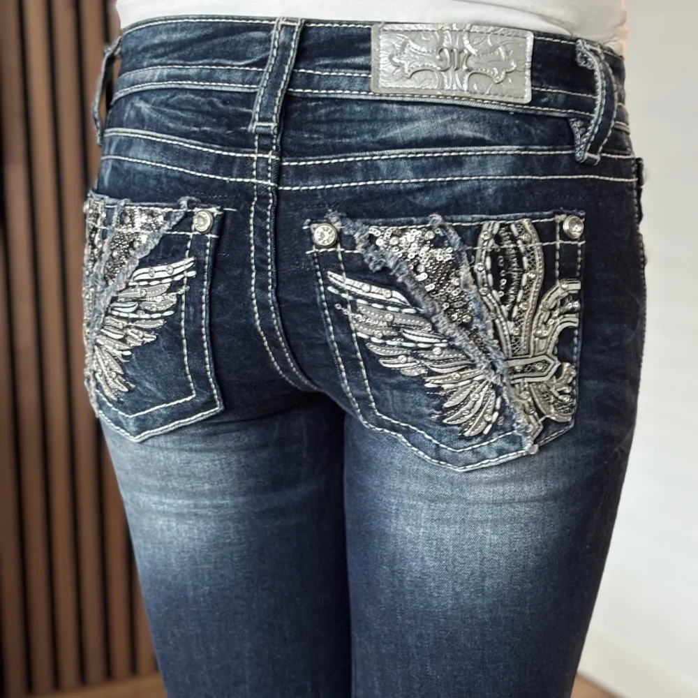 Lågmidjade bootcut jeans från Miss Me. Snygg design. Perfekt skick, se bild. Mått: Innerbenslängd: 83cm   Midjemått rakt över: 33cm Midjemått: 69cm Modellen är 166cm lång. Fler bilder finns. Skriv gärna ifall du har några frågor! 💗. Jeans & Byxor.