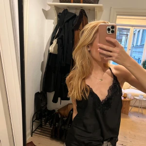 Spetslinne - Supersnyggt spetslinne med reglerbara band från Chiquelle. Perfekt till fest!