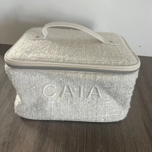 NY Caia necessär  - Helt ny necessär från Caia, aldrig använd och går inte att få tag i. Köparen betalar frakt. 