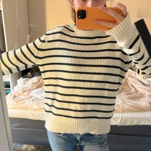 Randig stickat - Fin tröja från zara som är mysig och sitter jättefint ❤️