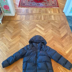 Ralph Lauren jacka - Säljer nu min Polo Ralph Lauren jacka i väldigt bra skick då den är använd endast en vinter. Kvitto finns. Det är bara skriva vid frågor. 