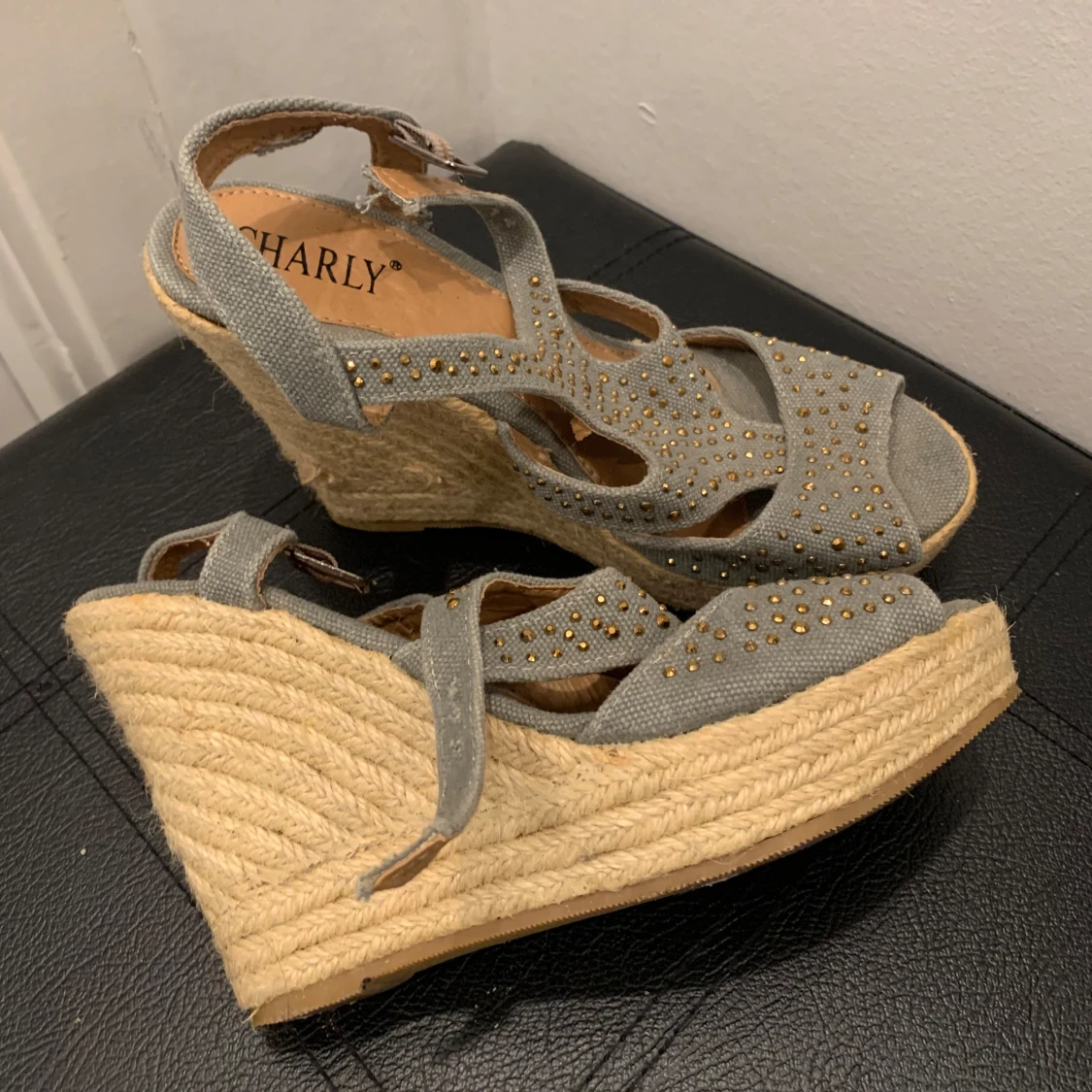 Grå kilklackssandaler med strass - 90