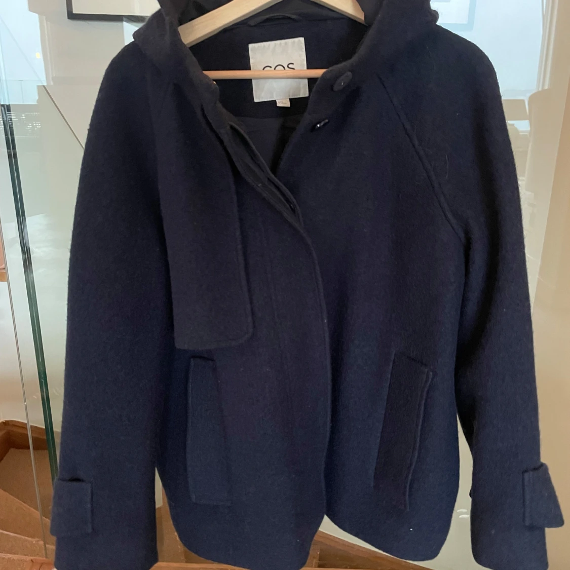 Mörkblå ulljacka från COS - 90