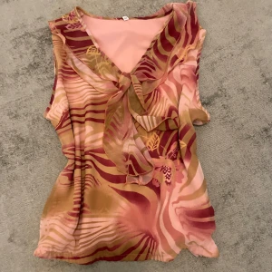 Vintage topp  - Jättesnygg nostalgisk topp, fick av min mamma men aldrig använt  I nyskick !!  Storlek 42 men passar som S, sitter lite flowigt på 