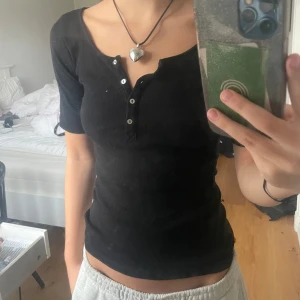 Svart top - Svart top med knappar på 