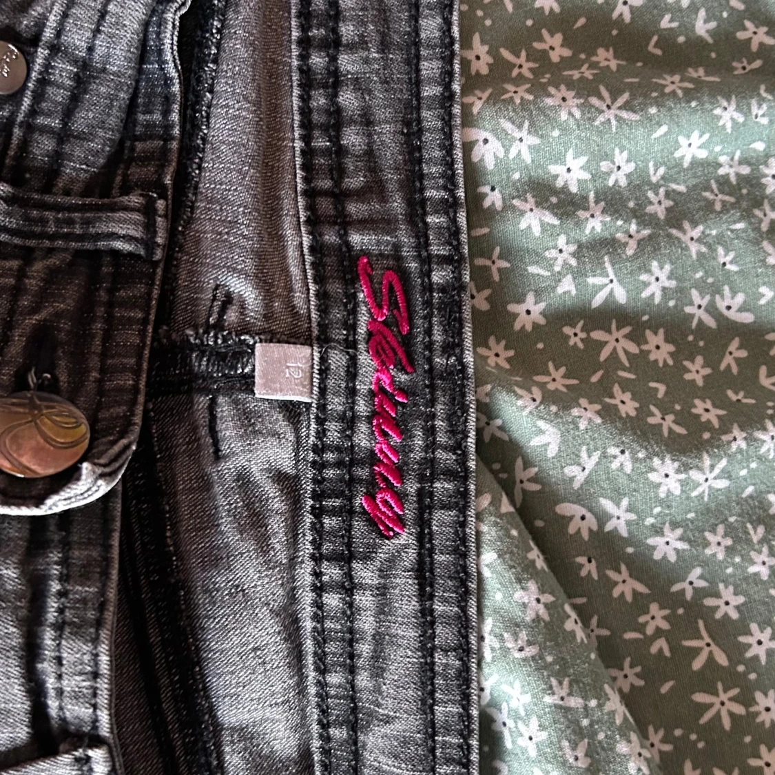 Grå/svarta jeans - 91