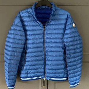 Moncler jacka - Säljer en snygg blå dunjacka från Moncler i mycket bra skick. Ny pris ca 9000kr Såklart äkta checka sista bilden för bevis, Ha en fortsatt bra dag