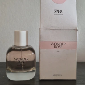 Wonder Rose Eau de Toilette från Zara - Säljer en fräsch och blommig Wonder Rose Eau de Toilette från Zara. Flaskan är stilren och genomskinlig med en vit kork, och kommer i en elegant förpackning. Perfekt för daglig användning och ger en lätt och uppfriskande doft.
