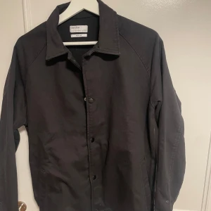  Bershka Overshirt - Svart bershka overshirt i storlek S den är näst intill helt oanvänd har endast provat den några gånger. 