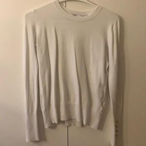 Från zara - Gammal tröja från zara. Kommer inte till användning. Storlek S. Bra material. Kommer en likadan fast i svart i nästa inlägg! 