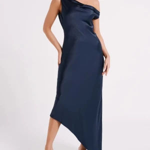 Yvette maxi dress asymetrical hem - Är oanvänd och har förpackningen kvar. Är stor i storleken, jag öpplever att hålet för vänster arm är lite trångt. Är lite elastisk men inte mycket. Mått på klänning Längd: ca 150cm Midja: ca 39cm Vid frågor skicka meddelande.  Köpt för ca 1500sek