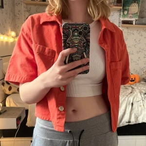 Röd croppad jacka från Perfect Jeans - Säljer en superfin röd croppad jacka från Perfect Jeans i storlek XS. Den har kortärmade ärmar och knappar framtill. Perfekt för vår och sommar! Jackan är i bra skick och redo för nya äventyr. 🌟