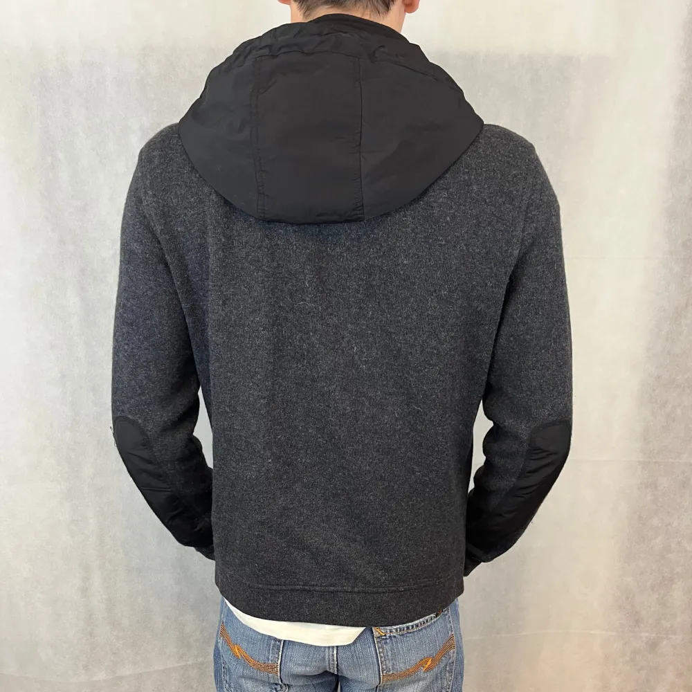 Riktigt soft woolrich caridgan som passar M. Väldigt fint skick. Modellen är 185. Jackan är i ull. Hoodies.