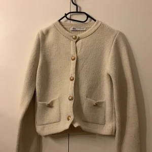 Från zara - Tröjan är från Zara.  Kommer inte till användning. Tröjan är i storlek S men passar även i XS.