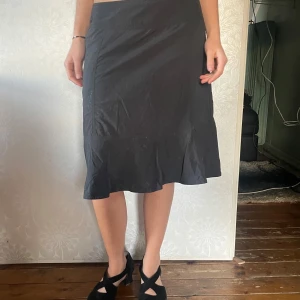 Midi skirt  - Svart tenniskjol / paddelkjol - svart kjol med volang och fickor perfekt storlek och material 