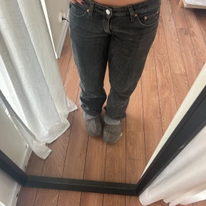 Svarta jeans från Weekday - Säljer ett par svarta jeans från Weekday i storlek 28/32. Orginalpris är 590kr.