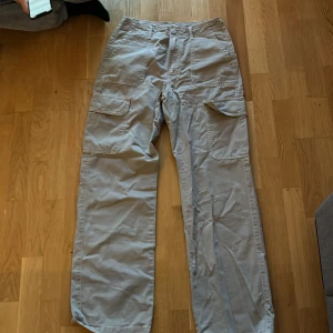 Beiga cargo byxor - Från zara Storlek 36