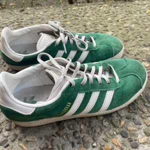 Adidas skor  - Säljer dessa adidas skor i modellen gazelle. Sparsamt använda 💕