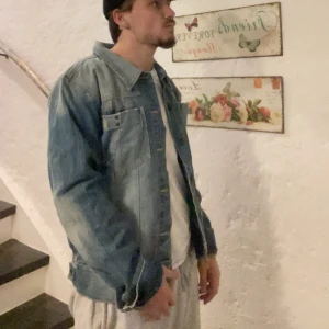 Jeans jacka ifrån Jack and Jones - Använd en gång, passar som en medium. Grymt bra skick.