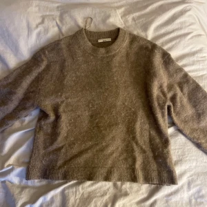 Stickad tröja  - Jätte fin stickad tröja från Gina tricot! Finns en liten fläck men inte så synlig, fråga om frågor 💓💓