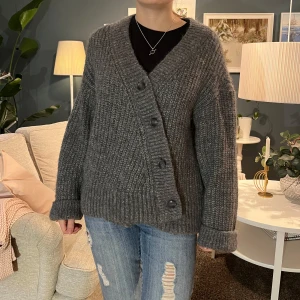 Asymmetrisk kofta  - Kollar intresset på min så snygga kofta från &other stories, den är använd en gång!💖kommer inte sälja billigare, då behåller jag den hellre 