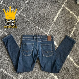 Replay Jeans  - Replay Jeans av modellen Replay Anbass, Storlek: 32/32 - Skicket pả jeansen är bra - 7/10 - mitt pris: 449 - Nypris: 1599kr