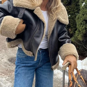 Bikerjacka från zara  - Använd endast en gång, helt i nyskick. Slutsåld på zara. Nypris 1195:-