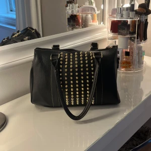 Väska med nitar - Använd endast 1 gång, superfint skick. Långt band tillkommer också.💕