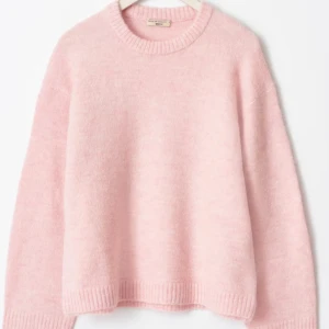 Gina stickad tröja  - Säljer denna super fina tröjan som är i nyskick endast använd 1 gång. Helt slutsåld på hemsidan och är i storlek XS