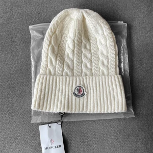 Moncler mössa - En riktigt skön Moncler mössa i färgen Vit, passar perfekt nu inför hösten och vintern🥶 Nypris: 2899kr Skick 10/10 använd max 2 gånger Hör av dig vid minsta fråga eller fundering🤗