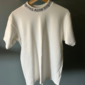 Acne studios T-Shirt  - Säljer denna tvär snygga T-Shirten från acne studios.  Två ljusgula fläckar (se bild 3), men inget som ”sticker” ut på tröjan om man bär den men utöver det helt defekt fri.  Cond 6/10. 