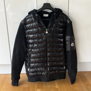 Moncler jacka / cardigan - Hej! Säljer en Moncler jacka/cardigan av den enkla anledningen att jag aldrig använder den. Använd ca. 4 gånger alltså som helt ny! Den är inte original! Skick: 10/10 Storlek: L 