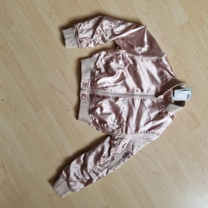 Bombarjacka/tröja - Aldrig använd. Storlek 152.