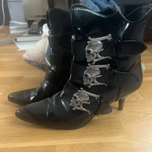Demonias Fury-06 Ankle Boots - Strl: 39 Riktigt cool goth-punk ankle boots från Demonia. Gammal modell så är svår o få tag på. De har tecken på användning t.ex på klacken men inget märkbart.