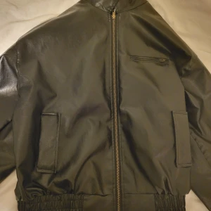 bomberjacka - fejk läder bomberjacka oanvänd med prislapp på. 