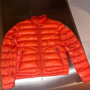 Moncler Acorus - Tja, säljer en sjukt snygg moncler acorus! Då den blivit för liten.  Nyskick förutom 2 mindre fläckar, syns på sista bilden. 