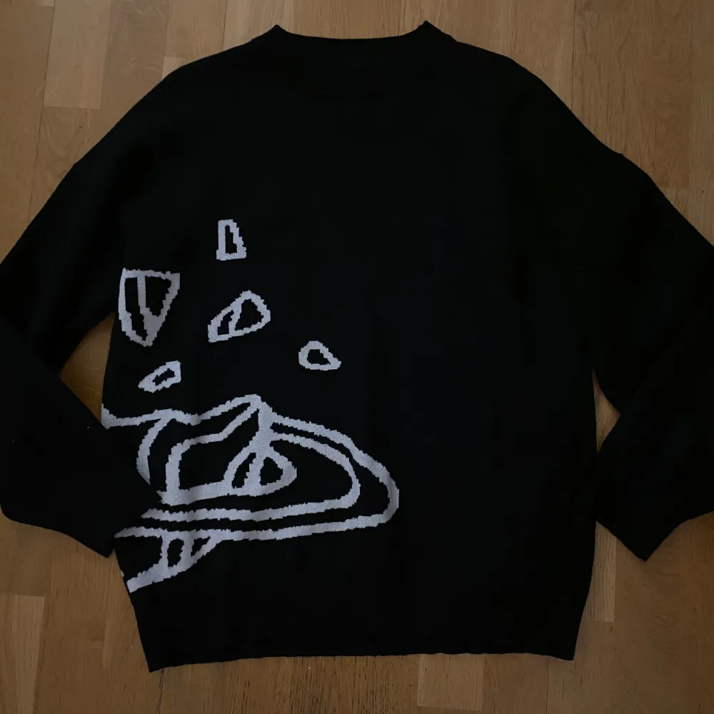 Säljer en sweatshirt, i stickat material tror jag. Skön desing på framsidan och baksidan. Storlek M passar S och L. Skick 9/10 skriv för mer info och bilder. Hoodies.