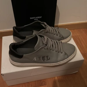 Arigato skor - Säljer nu mina riktigt feta Arigatos som är i toppen skick andledningen är att jag inte länge har en användning för de. Skriv vid frågor eller fler bilder.👍