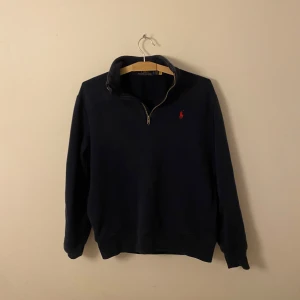 Ralph lauren half zip - Säljer min marinblåa half zip som är i bra skick. Tröjan är i storlek S. Nypris är 1799kr och kontakta för fler frågor.