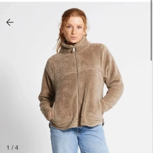 Pilejacka från lager 157 - Aldrig använt, prislapp fortfarande kvar. Strl M Väldigt varm och skön kofta till vintern:))