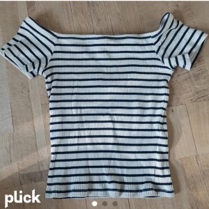 Off shoulder tröja - Så himla söt off-shoulder tröja! Säljer den då den tyvärr är för liten för mig. Den är i bra begagnat skick!