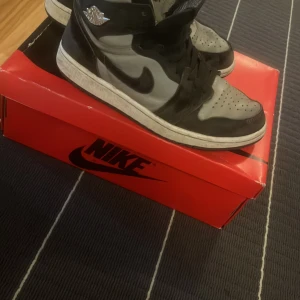 nike skor storlek 38 - jag har använt de fler gånger men är inte min grej längre, priset kan diskuteras de passar också 37