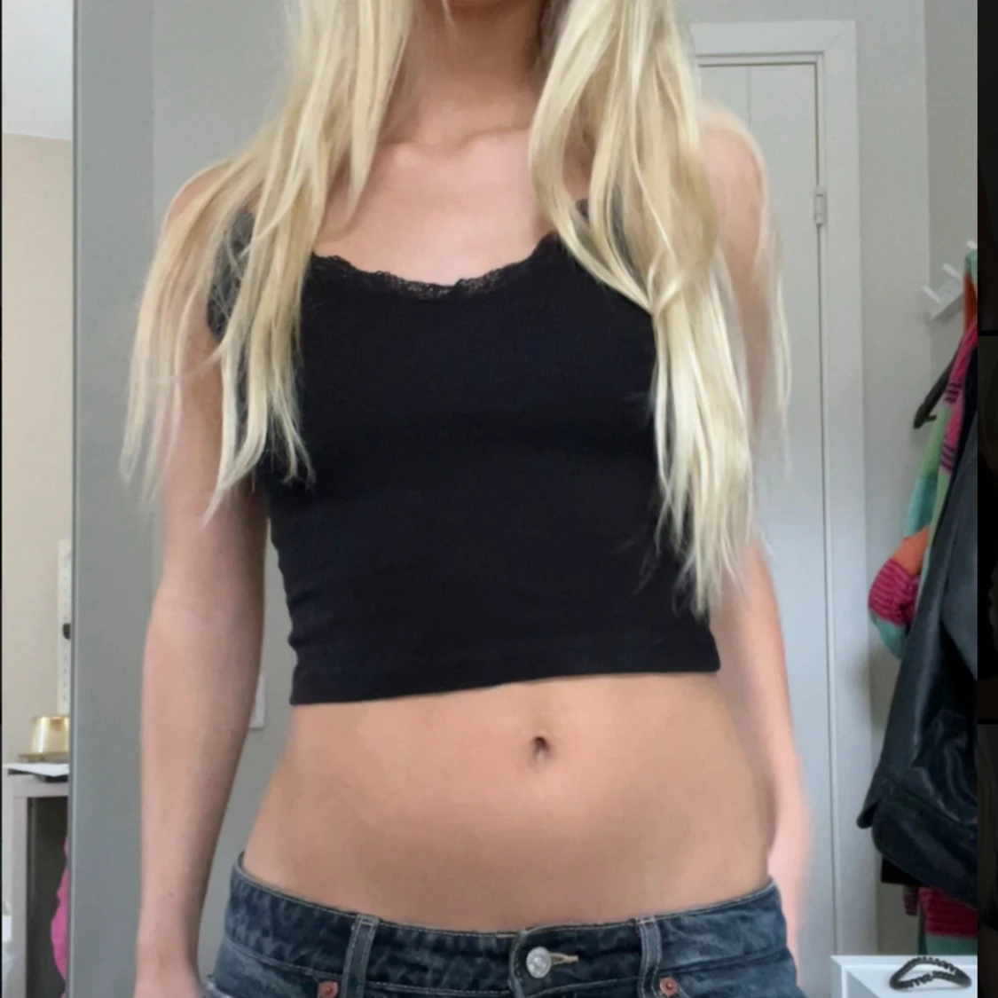 Svart linne med spetsdetaljer - 90