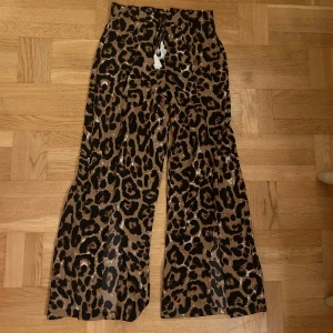 Leopard byxor - Jag säljer dessa fina och sköna leopard byxor med slits i båda benen. De är perfekta för varma sommardagar då de är fläktande. Den ser även ut som en långkjol när man har på den. Kontakta mig för fler bilder eller info om de. 💕