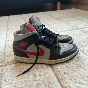 Jordans - Ett par äkta Jordans, skorna är använda men fortfarande fräscha, skostorlek 42. Pris kan diskuteras💗