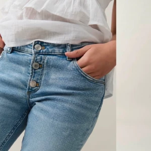 Lågmidajde jeans med flera knappar  - Jätte snygga lågmidajde jeans från Gina Tricot med flera knappar😍😍  Använd några få enstaka gånger, skicket är jättebra!! Köpta för 350kr.❣️  Storlek 164, passar mig som brukar ha S🥰