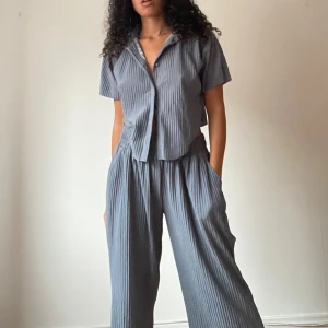 Set i ljusbått - Matchande topp och långa byxor. Passar någon mellan 170-185 cm. Båda 200 kr. 120 kr var 