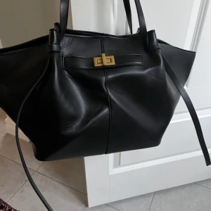 Väska - Oanvänd väska från ginatricot som är slutsåld. Säljer  för den ej kommer till användning 