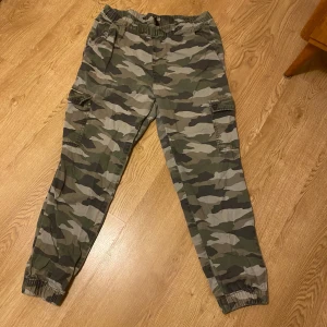 camouflage byxor - Camoflage byxor från h&m (divided) 